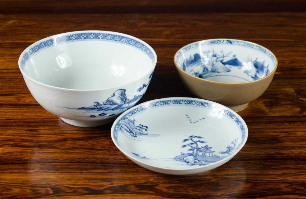 THREE CHINESE EXPORT PORCELAIN 316a89