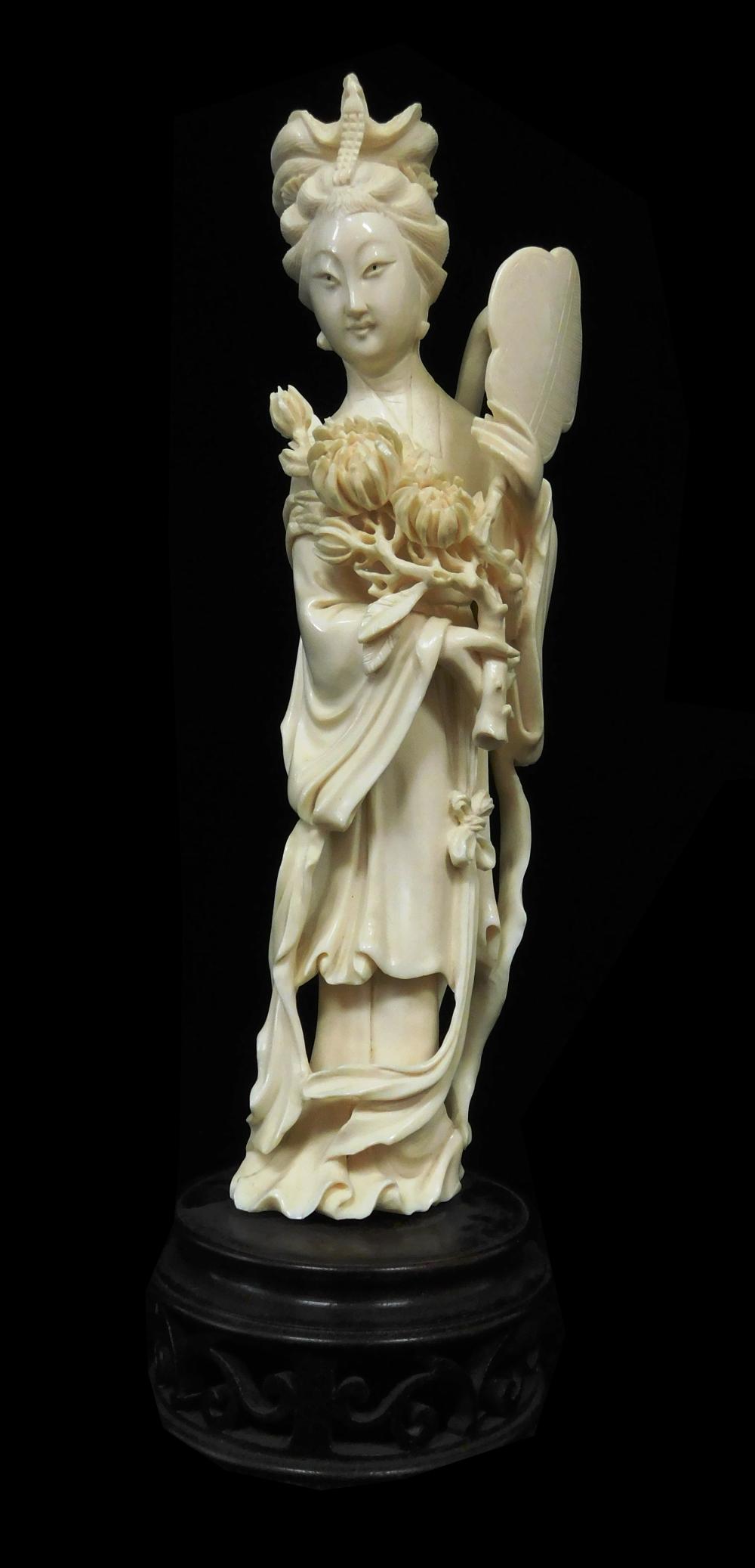 ASIAN CARVED IVORY FIGURE OF A 31d2ff