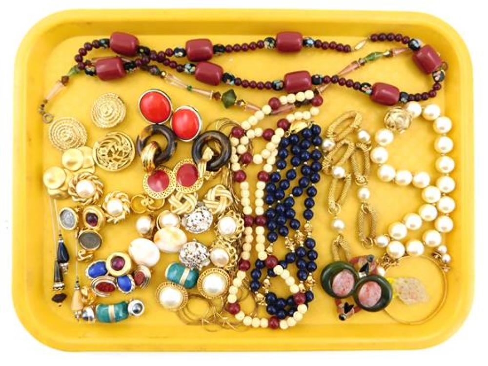 COSTUME JEWELRY 35 PIECES MOSTLY 31c0d3