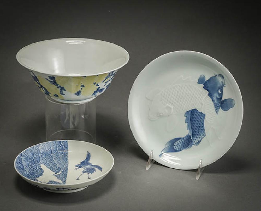 TWO JAPANESE BLUE AND WHITE DISHES 32228e