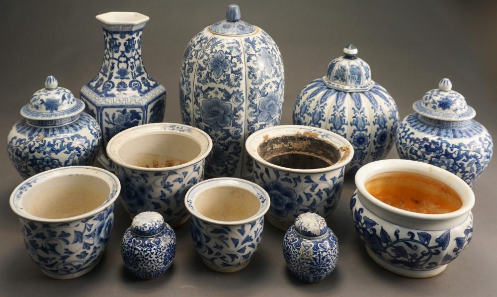 GROUP OF 12 CHINESE BLUE AND WHITE 32a74f
