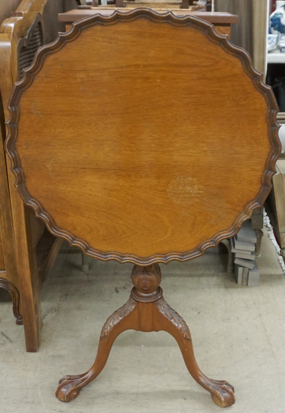 CHIPPENDALE STYLE MAHOGANY PIE 32d029