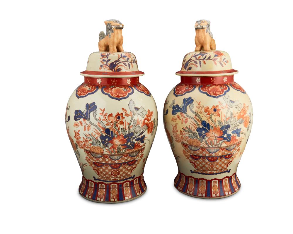 A PAIR OF EAST ASIAN STYLE PORCELAIN 3433b4