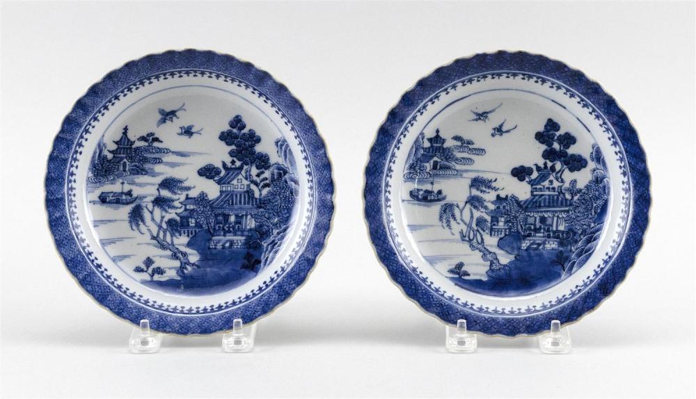 PAIR OF CHINESE EXPORT BLUE AND 34c489