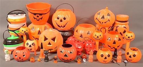 GROUP OF HALLOWEEN PLASTIC ITEMSGroup 39bccb