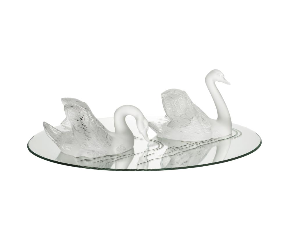 A PAIR OF LALIQUE GLASS SWANS ON 3b2e82