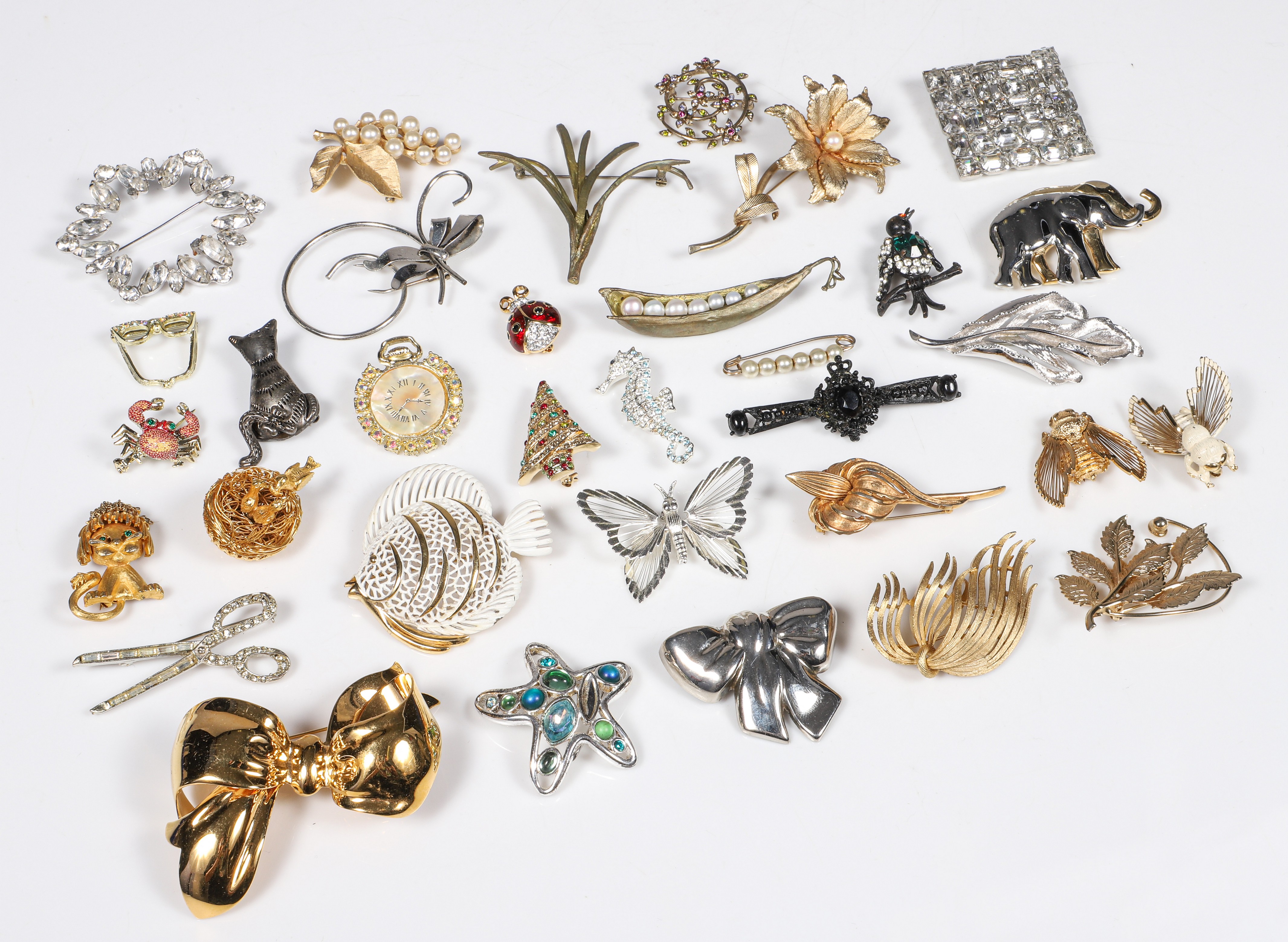  33 Vintage Brooches to include 3b60ad