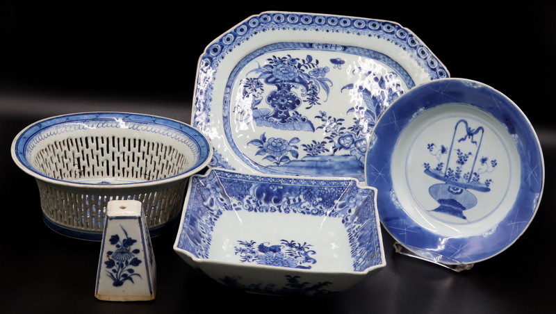 GROUPING OF CHINESE BLUE AND WHITE 3ba5b7