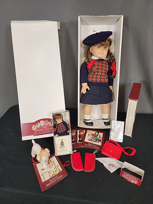 American Girl Molly Doll in her 3c8f54