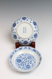 PAIR OF BLUE AND WHITE LOTUS DISHES,