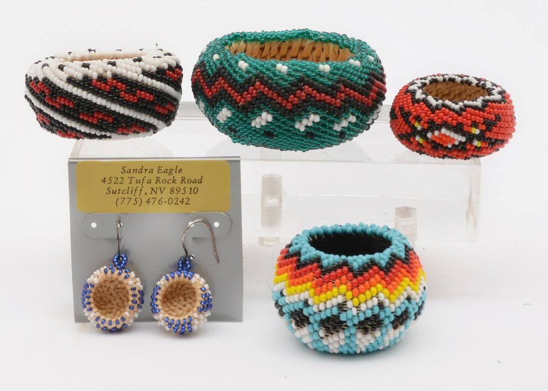 GROUPING OF NATIVE AMERICAN BEADWORK 3d2124