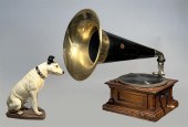 VICTOR TALKING MACHINE WITH HORN AND