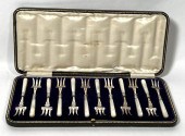 SET OF 12 ENGLISH OYSTER FORKS IN FITTED