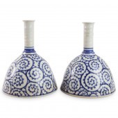 PAIR OF JAPANESE BLUE AND WHITE PORCELAIN