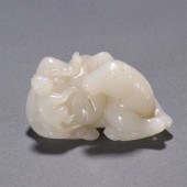 A CHINESE CARVED JADE DECORATIONHt.3.5cm