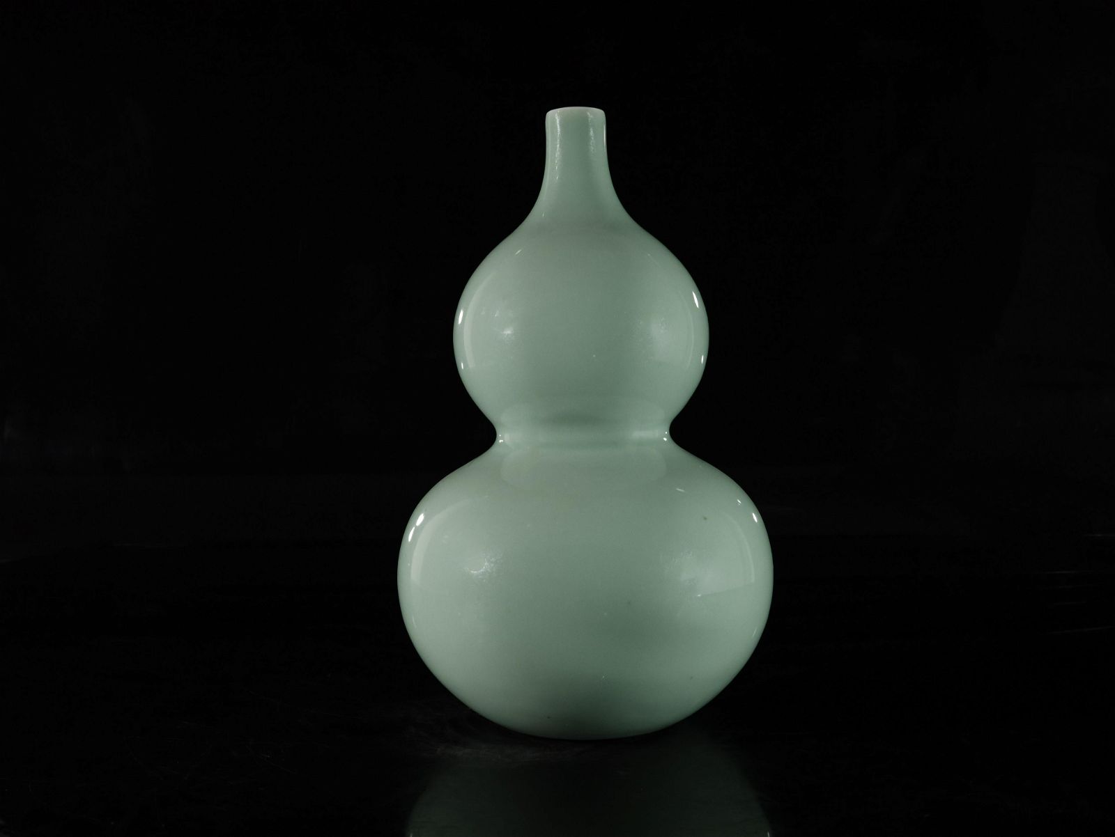 A PEA-GREEN GLAZED DOUBLE-GOURD