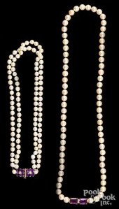 TWO PEARL NECKLACESTwo pearl necklaces
