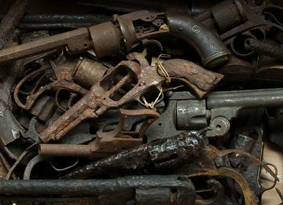 32 assorted gun relics mostly 945f8