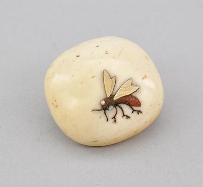 Mushroom Cap with Inlaid Bug Okimono b5045