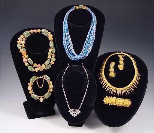 TRAY LOT COSTUME JEWELRY TO INCLUDE b8d69