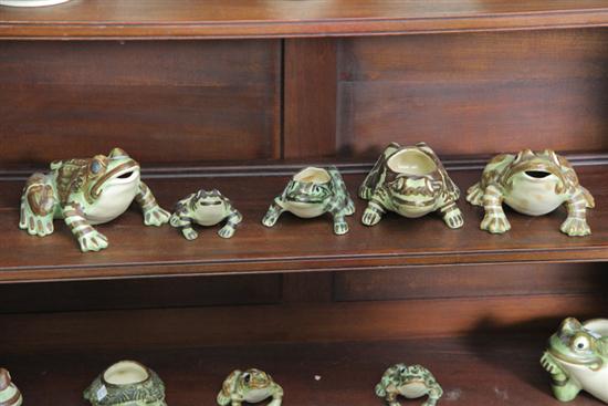 FIVE BRUSH POTTERY GARDEN FROGS 10ac81