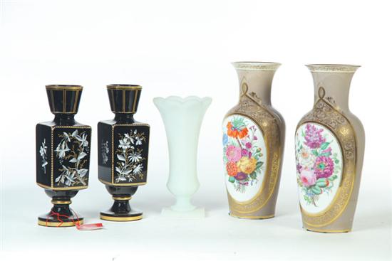 GROUP OF VASES Continental 19th 11163c