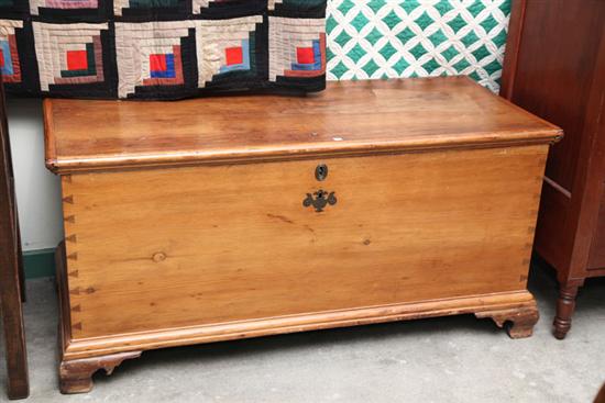 BLANKET CHEST Large pine chest 111cf2