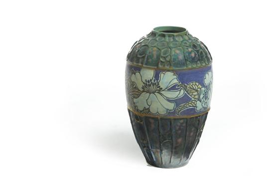 AMPHORA VASE Iridescent vase having 11733a