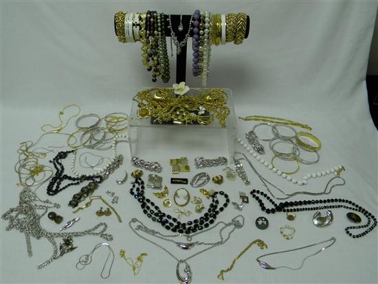 JEWELRY Assorted costume jewelry 1206e7
