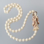 A Carved Ivory Bead Necklace with A