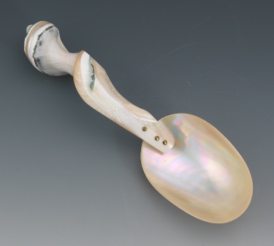 A Mother of Pearl Serving Spoon 133e36