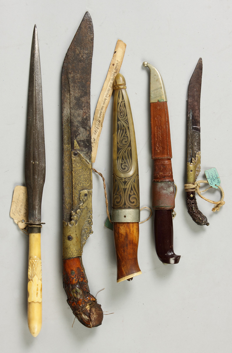 5 Knives daggers Left to right  1367e8