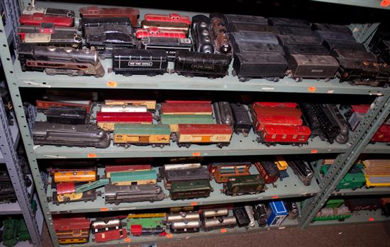 Large assortment of Lionel lithographed 13a4bd