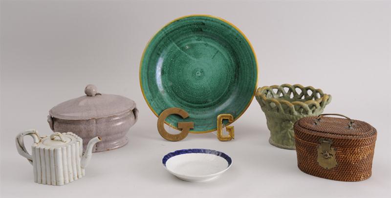 GROUP OF POTTERY ARTICLES Comprising 13f7be