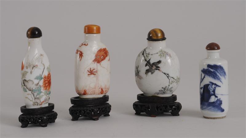 FOUR CHINESE PORCELAIN SNUFF BOTTLES 13db41