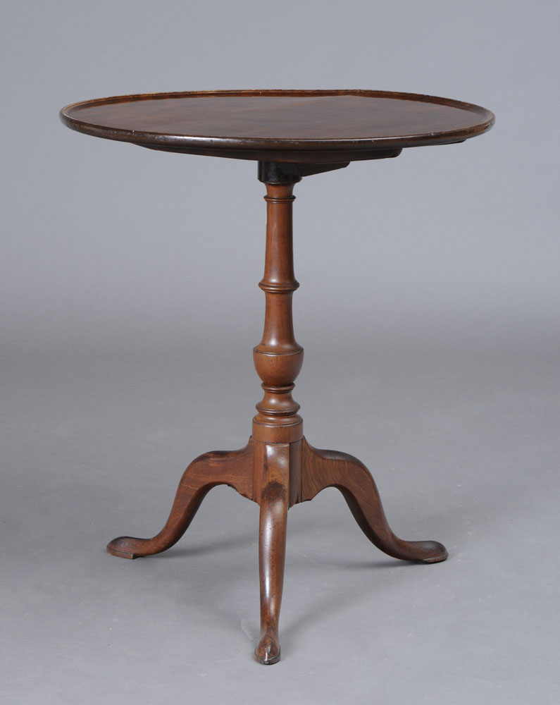 AMERICAN CHIPPENDALE CARVED MAHOGANY TILT-TOP