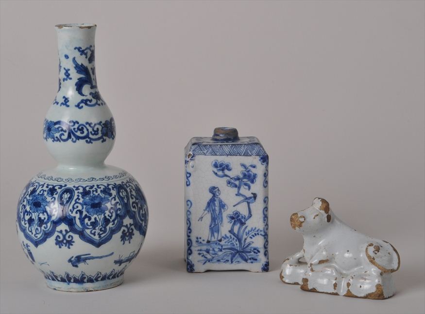 DUTCH DELFT DOUBLE GOURD VASE AND 141761