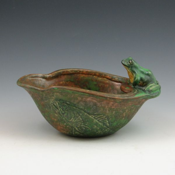 Weller Coppertone bowl with a frog 14445d