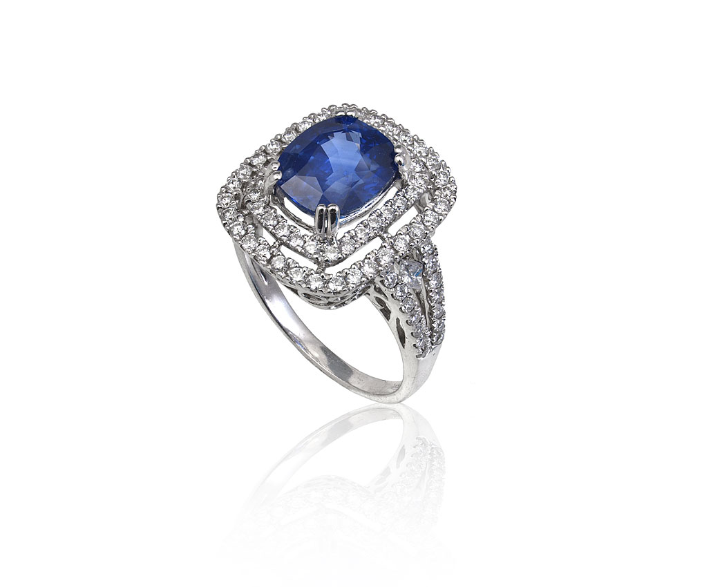 3.71 CT SAPPHIRE RING WITH DIAMONDS: Outstanding