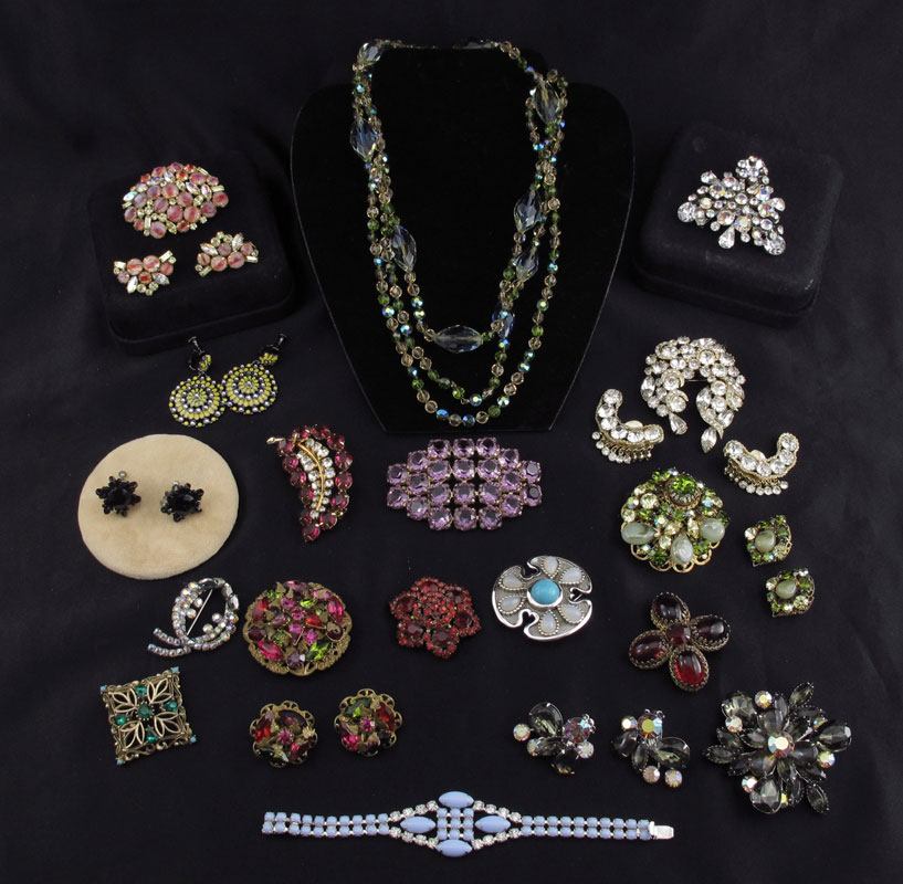 LOT OF COSTUME JEWELRY To include 145ff8