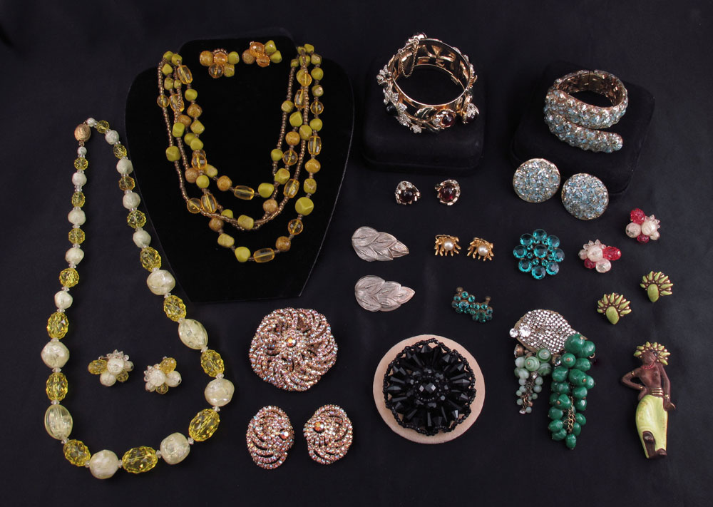 TRAY LOT OF ESTATE COSTUME JEWELRY  145ff1