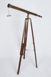 VICTORIAN BRASS TELESCOPE WITH 146ff4