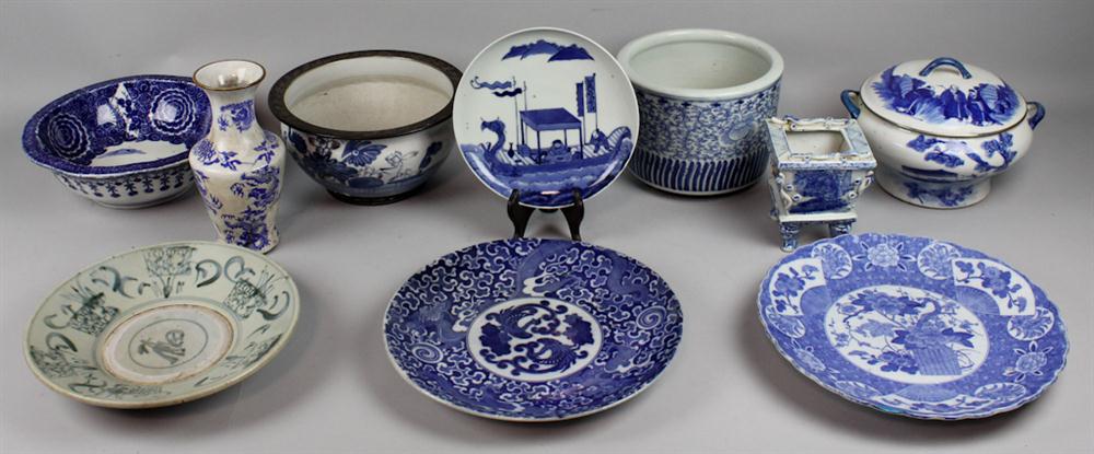 GROUP OF ASIAN BLUE AND WHITE ITEMS 147142