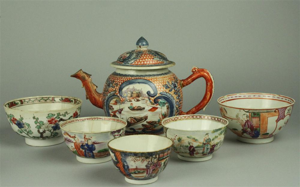 CHINESE EXPORT TEAPOT AND FOUR TEA BOWLS