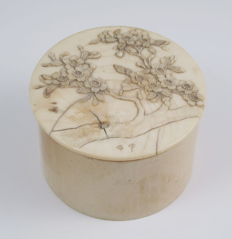 JAPANESE CARVED IVORY COVERED BOX  148d81