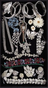 TRAY LOT VINTAGE COSTUME JEWELRY: The
