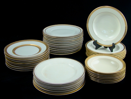 GROUP OF GILT AND WHITE DINNERWARE 1479d3