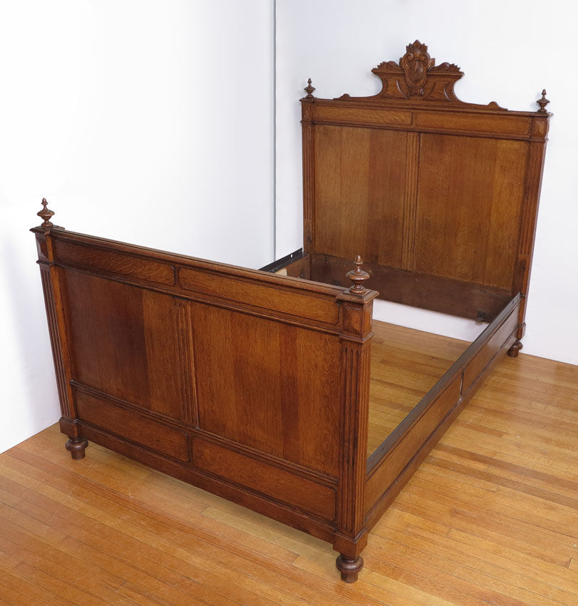 LATE VICTORIAN CARVED OAK BED  147c2a