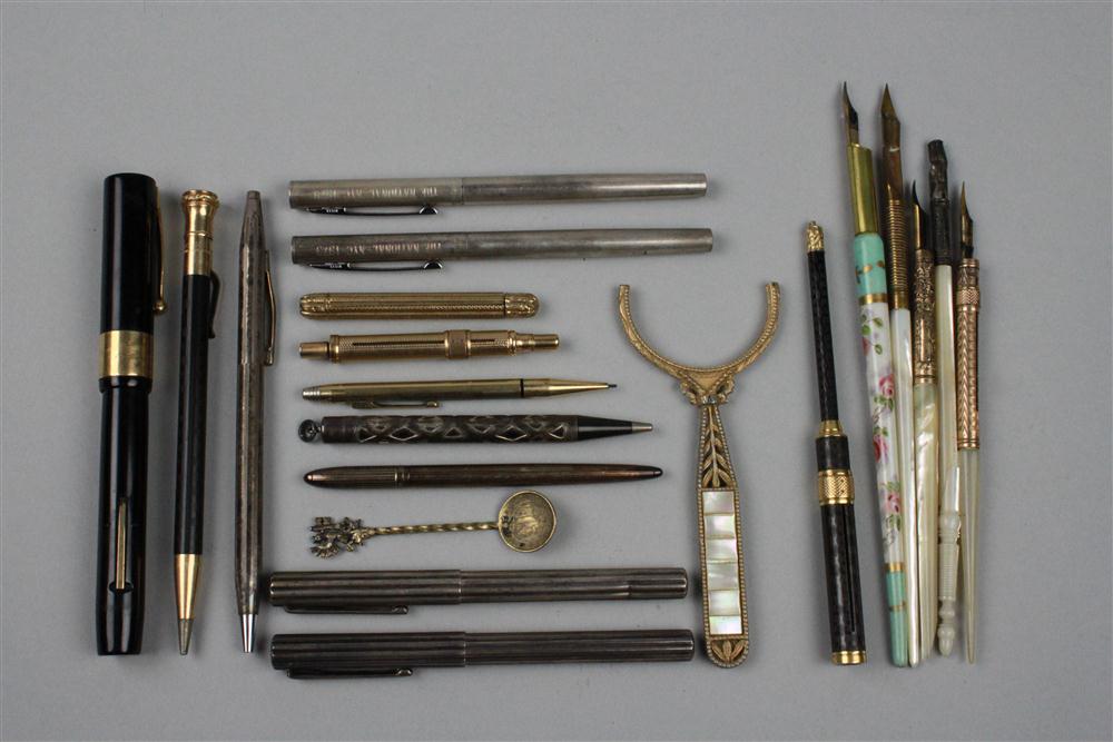 GROUP OF PENS AND DESK ACCESSORIES 148018