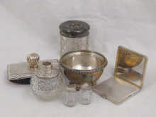 A mixed lot of silver and white 149d52